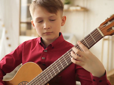 含有"一"字的男孩名字推荐：一剑，一挺，一强，斌一，一贤，一函